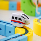 Magnetische elektrische Eisenbahnlokomotive Holzschiene Slot Diecast Eisenbahn mit zwei Waggons Holzzug Kinderspielzeug Biro Schiene