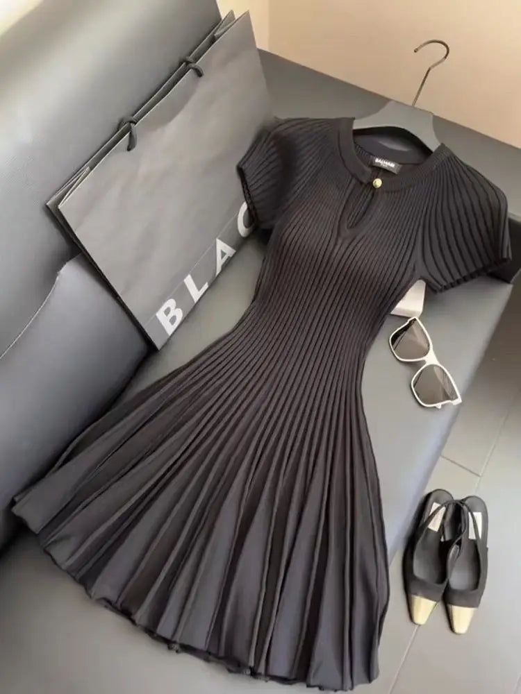 Neues schwarzes Strickkleid Modischer eleganter Stil, der einen göttlichen Charme ausstrahlt – figurbetontes Kleid mit Taillierung