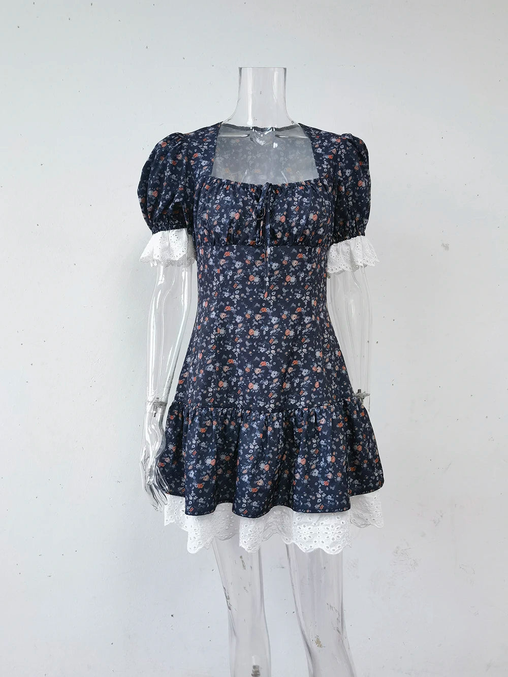 Elegantes französisches Spitzenkleid mit Blumenmuster Frühjahr/Sommer 2025 Damen sexy quadratischer Ausschnitt Pendler weich Zuhause Reise lässiges Kleid mit hoher Taille