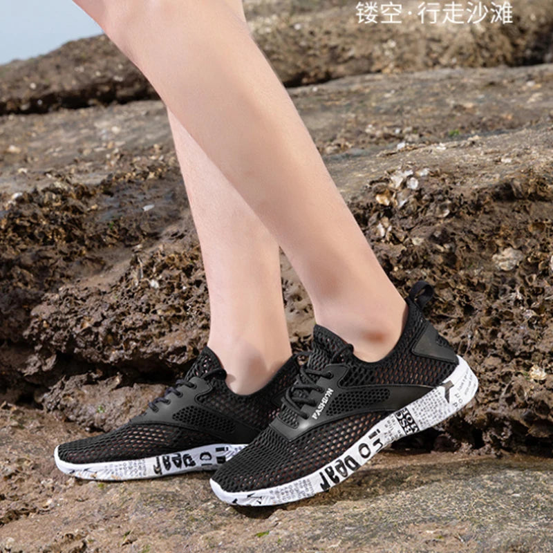 Sommer Herren Schwarze Hohl-Mesh-Sneaker Mode Atmungsaktive Leichte Freizeit-Gehschuhe Bedruckte Sohle Outdoor-Sport-Schuhe