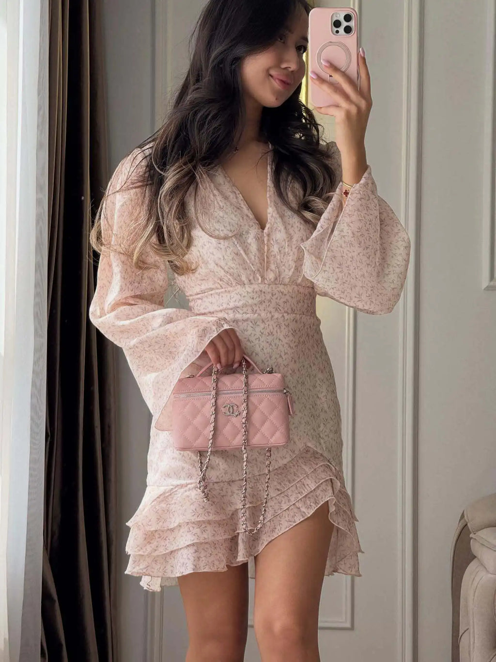 Rosa geblümtes V-Ausschnitt Minikleid Taillierte Glockenärmel Chiffonrock Pendeln und Dating Freizeitkleider für Damen 2026