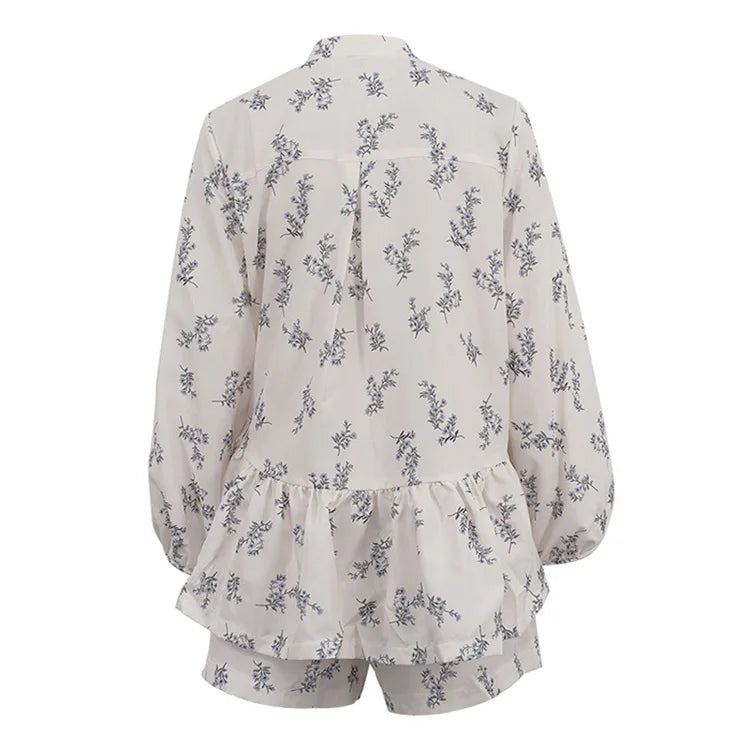 Freizeit-Zweiteiler für Damen: Modisches Set aus beigefarbenem Print, Stehkragen, Ärmeln mit Manschetten, Rüschenbluse und hoch taillierten Shorts