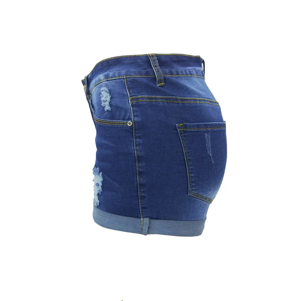 Kurze Jeansshorts mit mittlerer Taille und Rissen. Bequeme kurze Jeans im neuen Stil personalisierter Streetfashion für Damen im Sommer