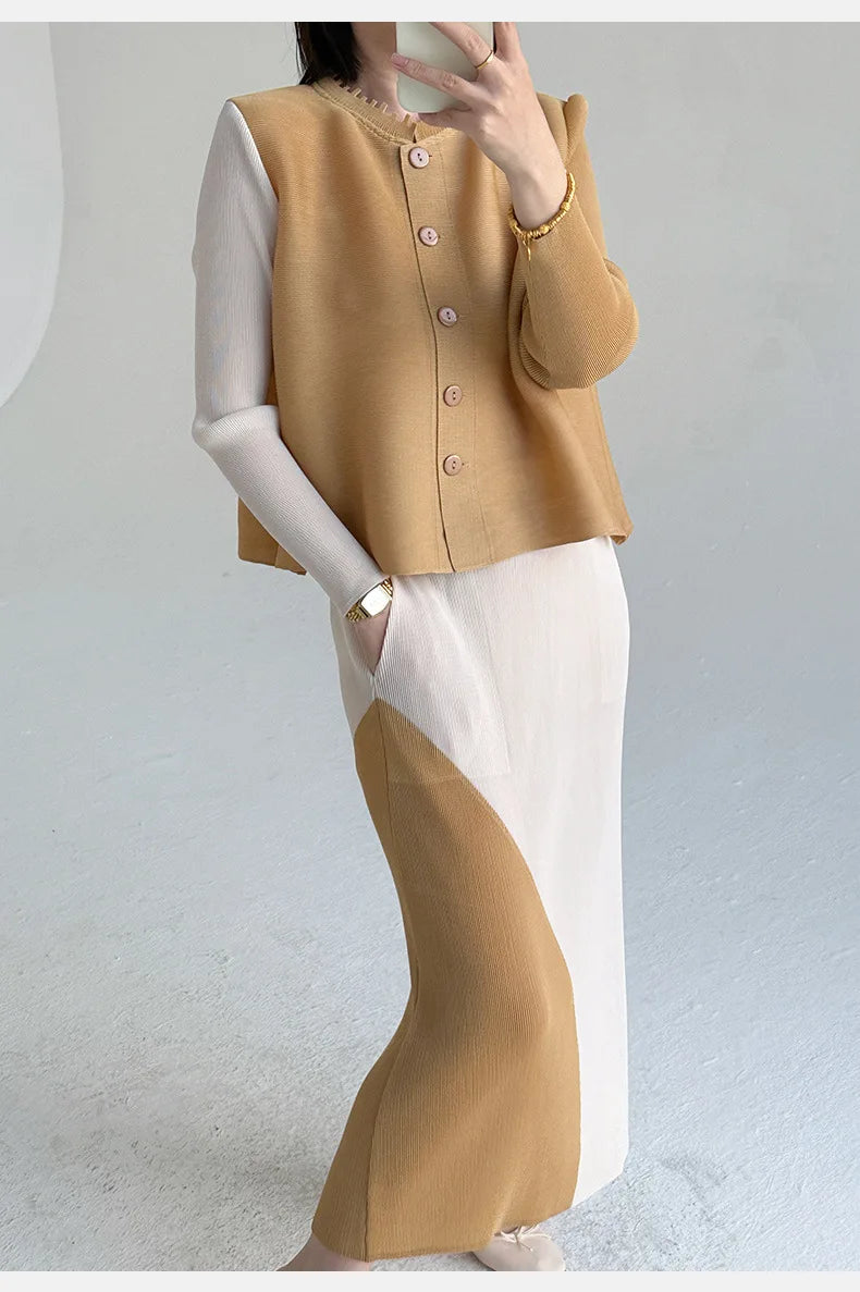 Khaki Beige Plissierte Rundhals-Knopfweste & Plissierter Color-Block-Rock Zweiteiler Fließendes Co-ord Set Minimalistisch Chic Trendy Täglich 2026
