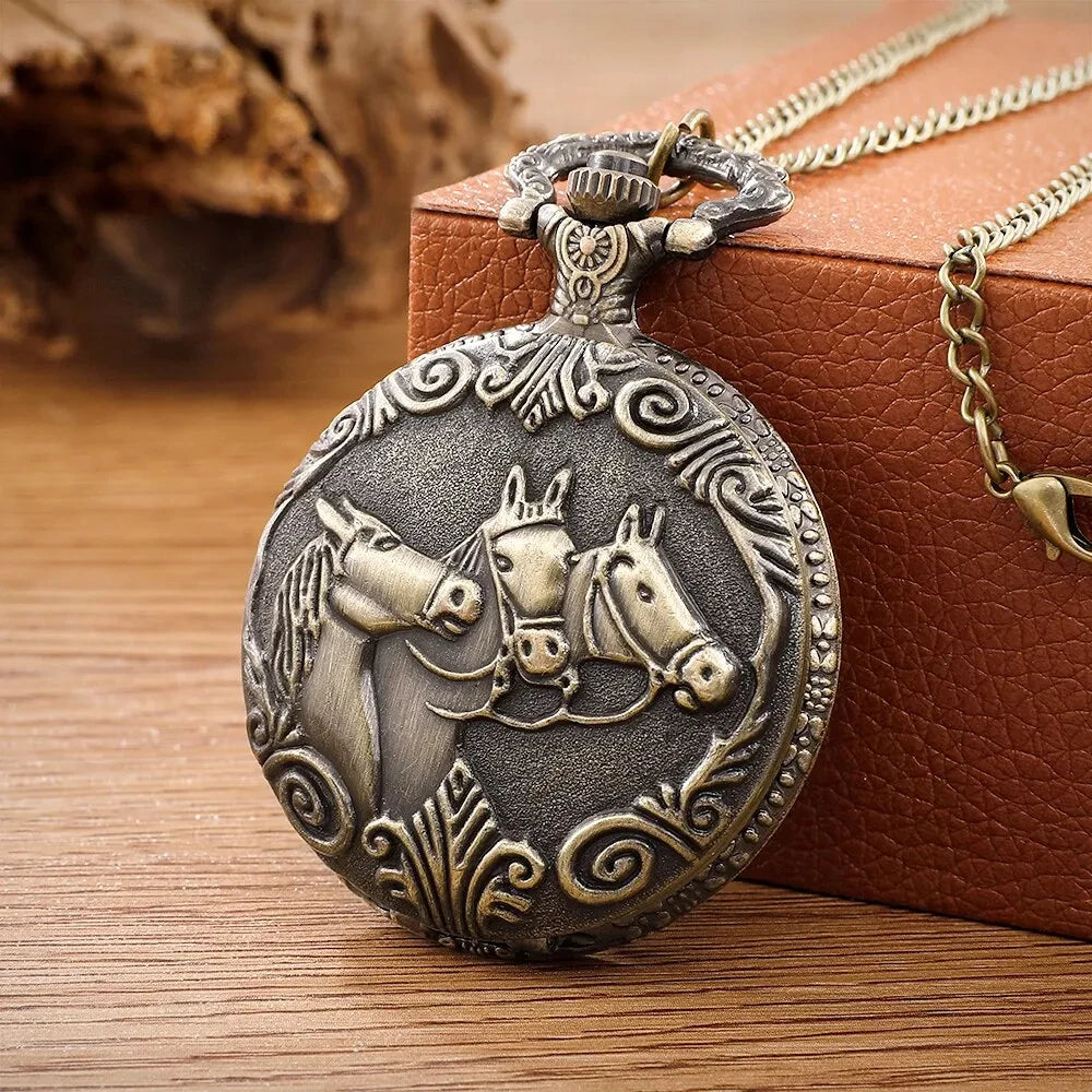 Fashion Vintage Relief Horse Pocket Watch On Chain Vintage watches Quartz Alloy Necklace Pendant Clock Gifts for women Hauptbild