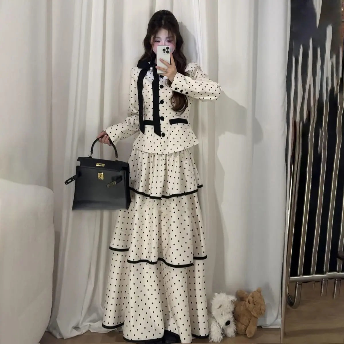 Koreanische Mode Elegantes beiges Polka-Dot-Damen-Set Langarm-Ein-Knopf-Oberteil Hohe Taille A-Linie Rüschen-Stufenrock 2-teilig