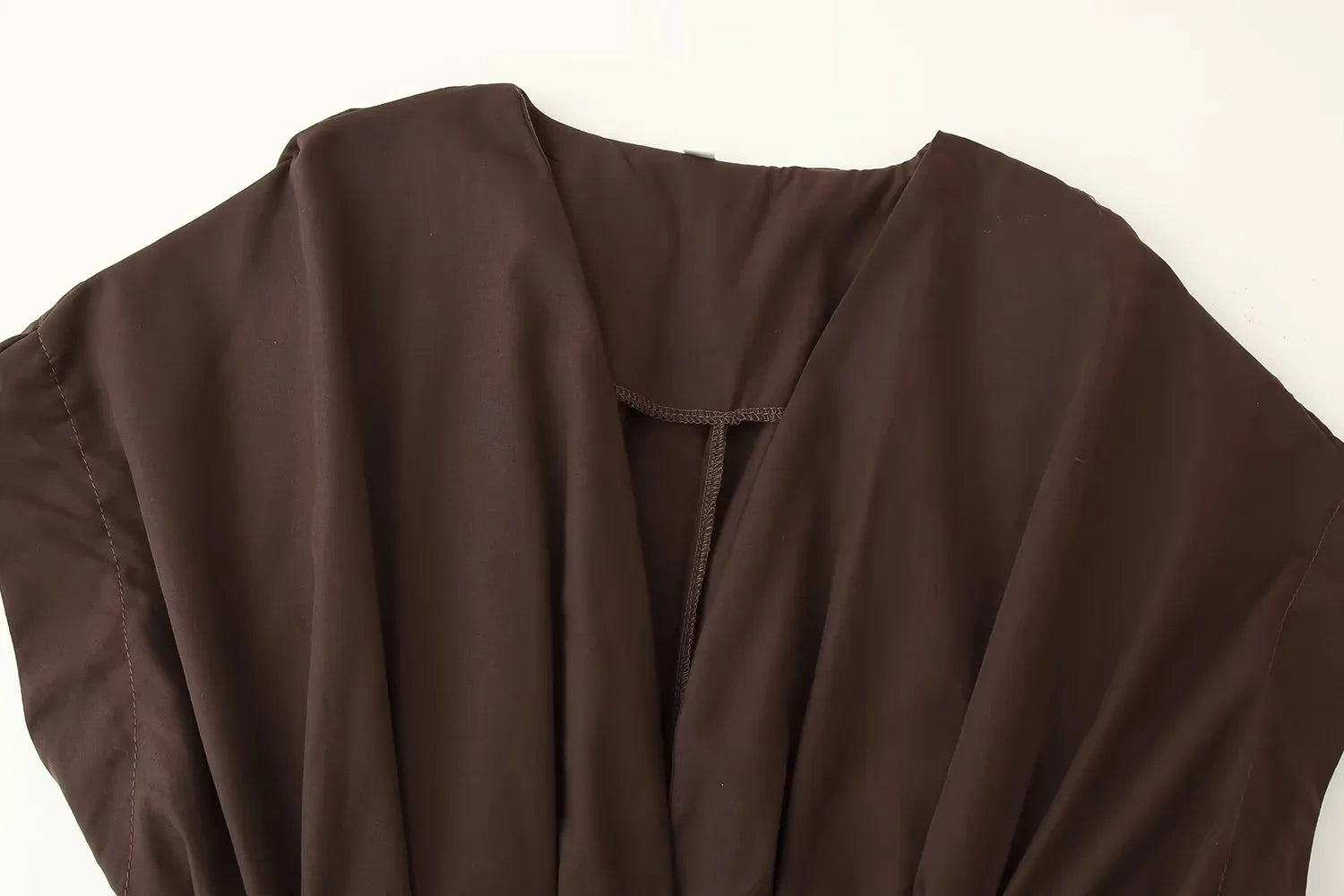 KONDALA 2026 Frühling Sommer Vintage Damenkleid Mode Einreihig Schärpen Drapierter V-Ausschnitt Ärmellos Schicke Braune Damenkleider