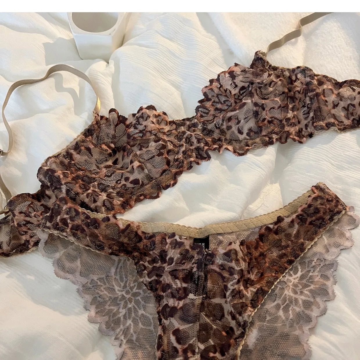 Französische sexy Unterwäsche, dünner Leopardendruck, transparente Dessous, bequeme, geraffte Bügel-BH-Set für Damen, String