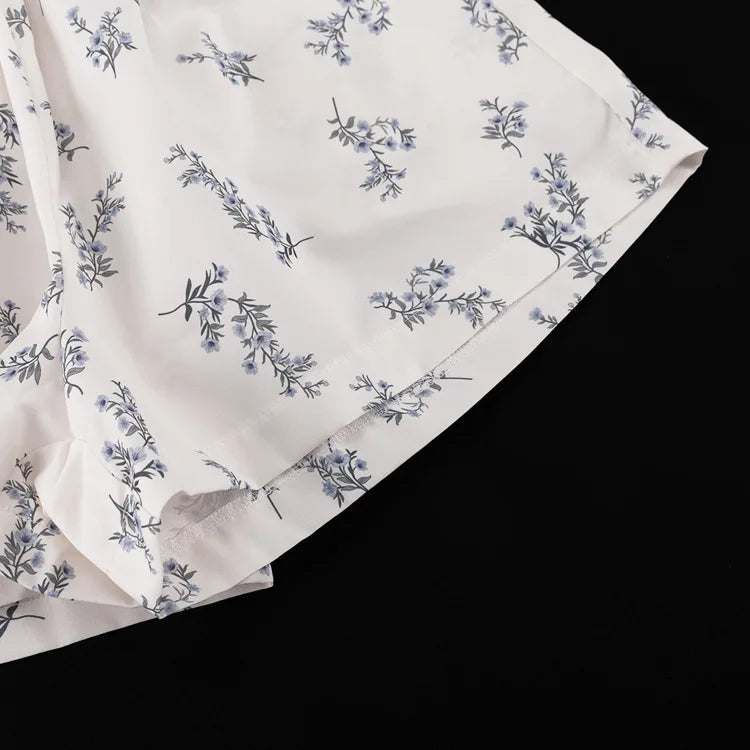 Freizeit-Zweiteiler für Damen: Modisches Set aus beigefarbenem Print, Stehkragen, Ärmeln mit Manschetten, Rüschenbluse und hoch taillierten Shorts