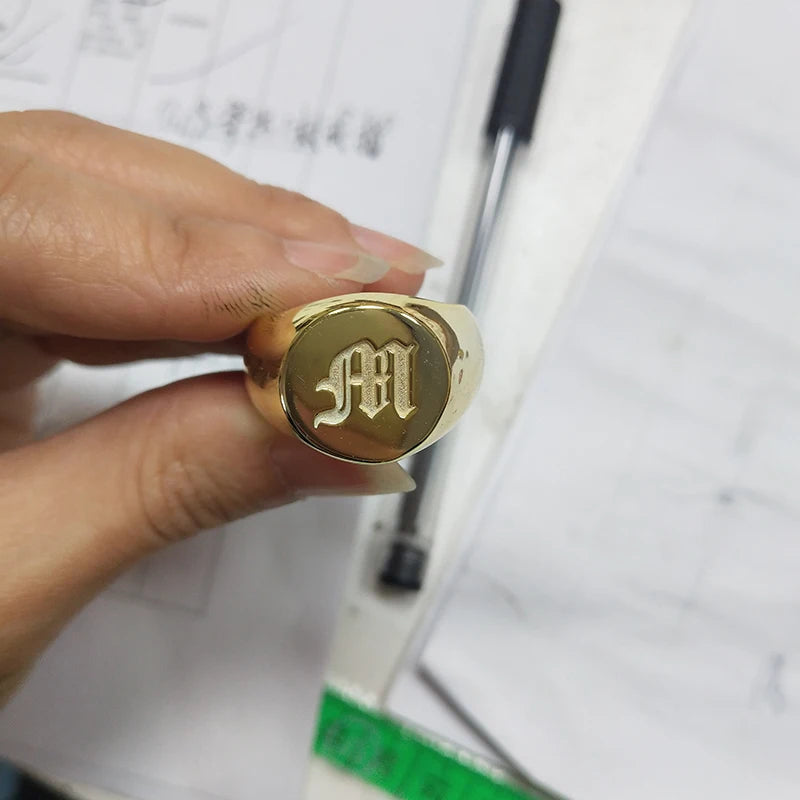 Personalisierter gravierter 17 mm runder Siegelring, gravierte Buchstaben, Logo-Ringe, modischer Kupfer-Schmuck für Herren