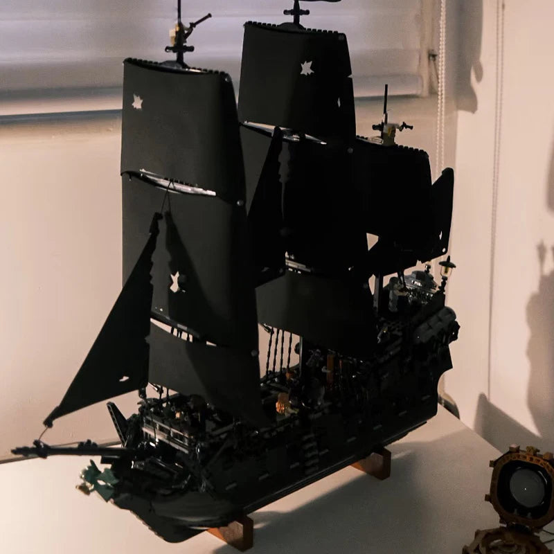 2025 NEU Fluch der Karibik Schiff Rache Kriegsschiff Black Pearl Segelboot Bausteine ​​Montage Spielzeug Kindergeschenk