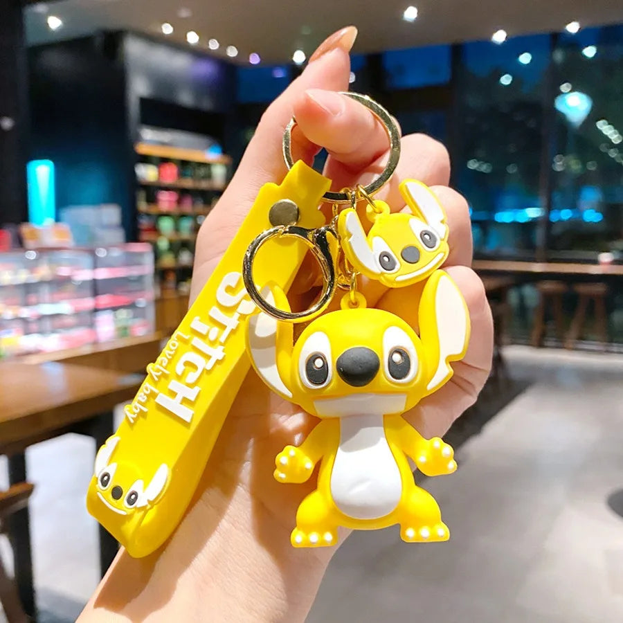 Brandneuer roter Stich-Schlüsselanhänger Bandai Stich-Figur Puppe Schlüsselring Taschenanhänger Autoornamente Schlüsselzubehör Kinderspielzeug Weihnachtsgeschenke Hauptbild