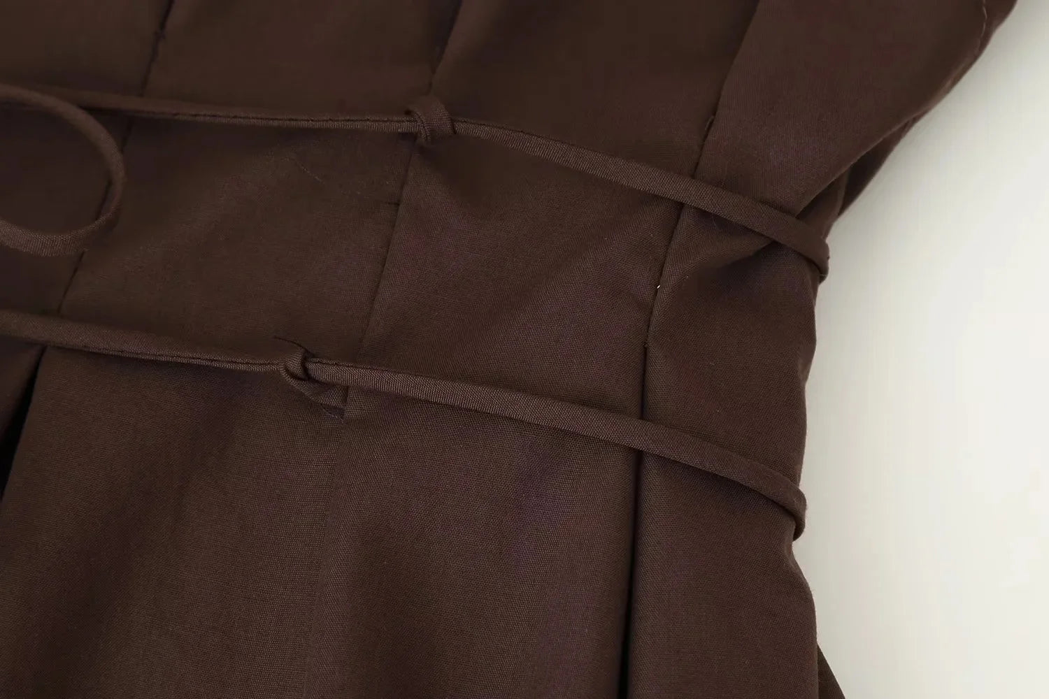 KONDALA 2026 Frühling Sommer Vintage Damenkleid Mode Einreihig Schärpen Drapierter V-Ausschnitt Ärmellos Schicke Braune Damenkleider