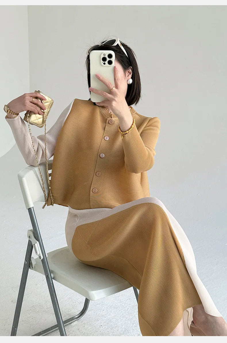 Khaki Beige Plissierte Rundhals-Knopfweste & Plissierter Color-Block-Rock Zweiteiler Fließendes Co-ord Set Minimalistisch Chic Trendy Täglich 2026