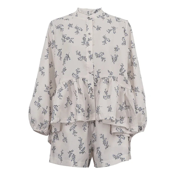 Freizeit-Zweiteiler für Damen: Modisches Set aus beigefarbenem Print, Stehkragen, Ärmeln mit Manschetten, Rüschenbluse und hoch taillierten Shorts