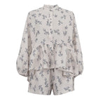 Freizeit-Zweiteiler für Damen: Modisches Set aus beigefarbenem Print, Stehkragen, Ärmeln mit Manschetten, Rüschenbluse und hoch taillierten Shorts