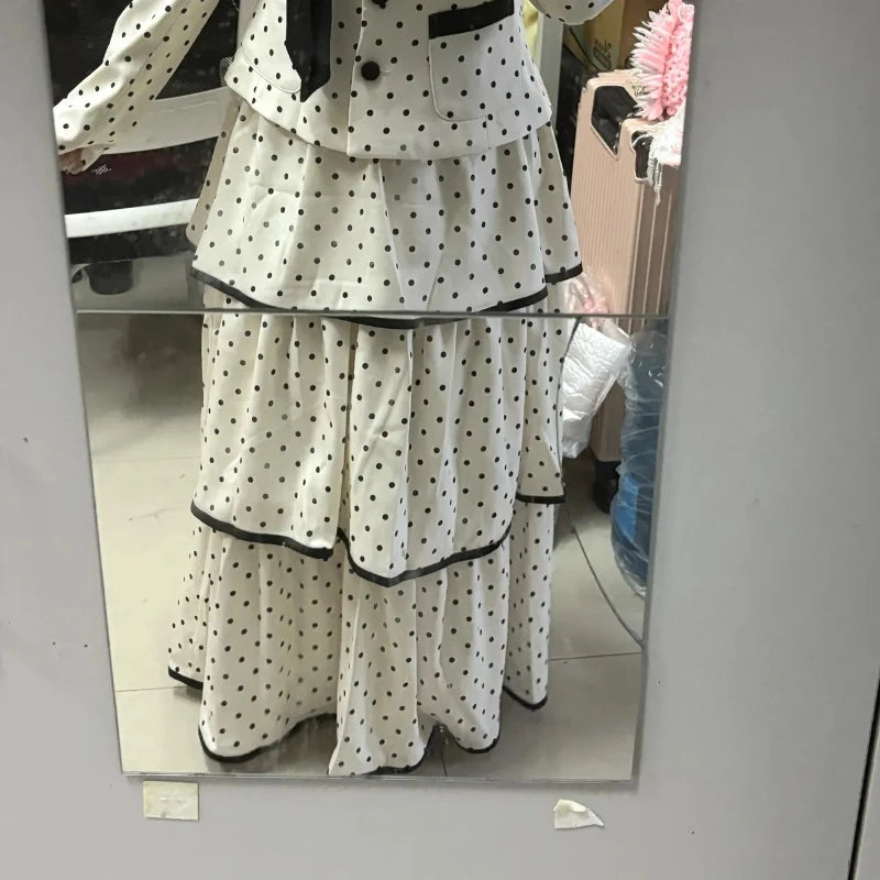 Koreanische Mode Elegantes beiges Polka-Dot-Damen-Set Langarm-Ein-Knopf-Oberteil Hohe Taille A-Linie Rüschen-Stufenrock 2-teilig