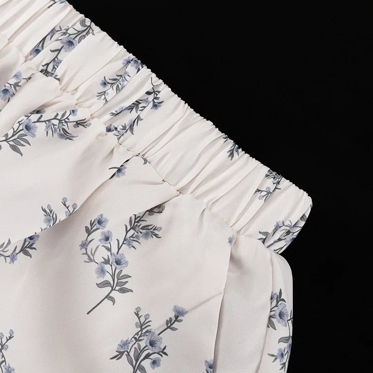 Freizeit-Zweiteiler für Damen: Modisches Set aus beigefarbenem Print, Stehkragen, Ärmeln mit Manschetten, Rüschenbluse und hoch taillierten Shorts