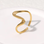 LATS Edelstahl Goldfarbene Ringe für Damen und Herren 2024 Farbecht Beliebte Party Personalisierte Überzogene Charms Schmuck Geschenke