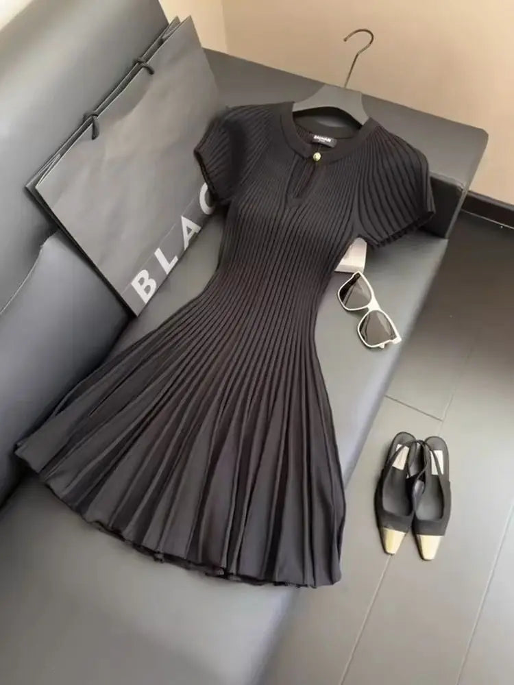 Neues schwarzes Strickkleid Modischer eleganter Stil, der einen göttlichen Charme ausstrahlt – figurbetontes Kleid mit Taillierung