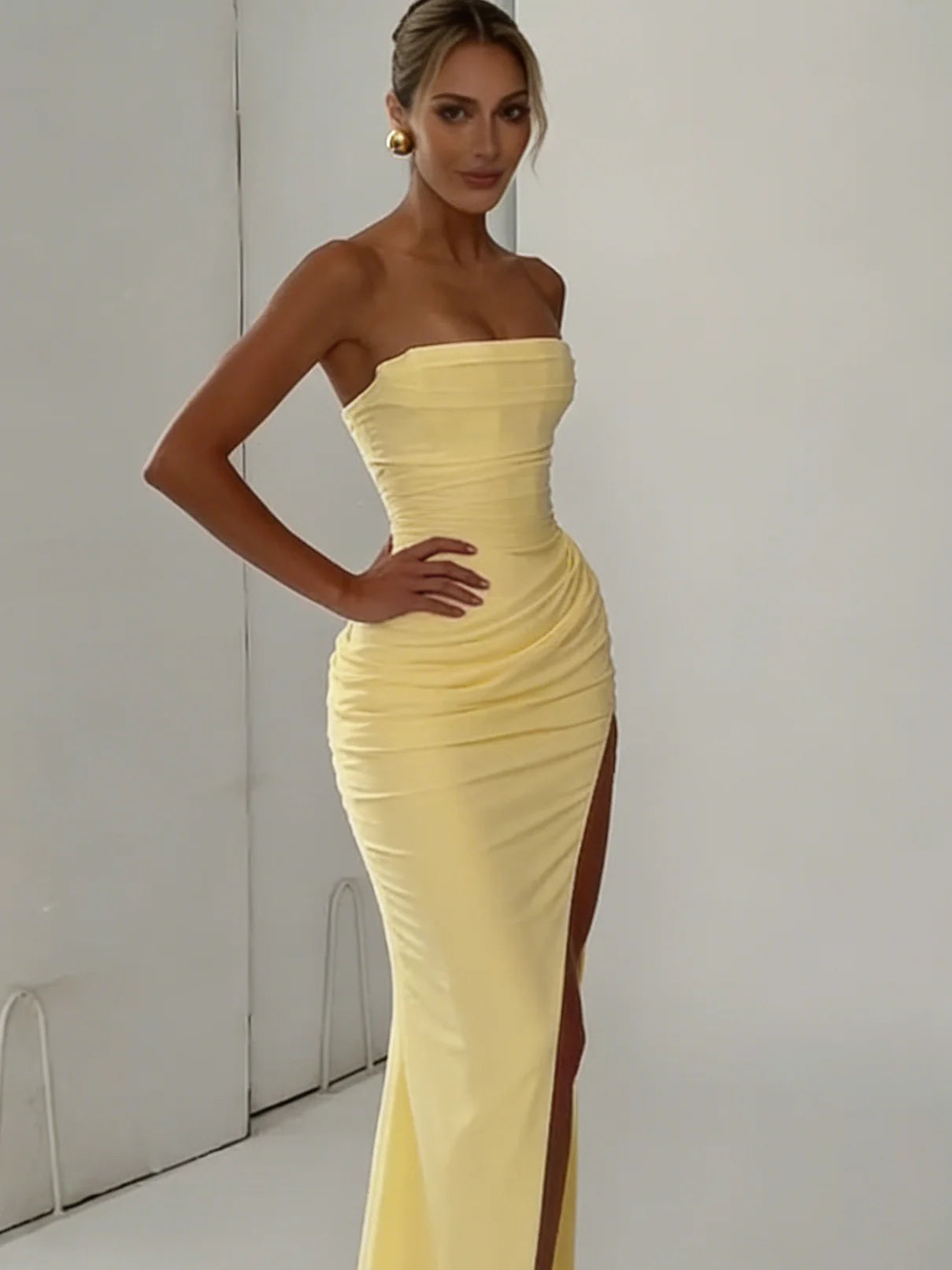 Damen einfarbiges plissiertes, sexy trägerloses Kleid, elegantes schulterfreies, rückenfreies Kleid mit hoher Taille und Schlitz 2026, neues Abendparty-Kleid