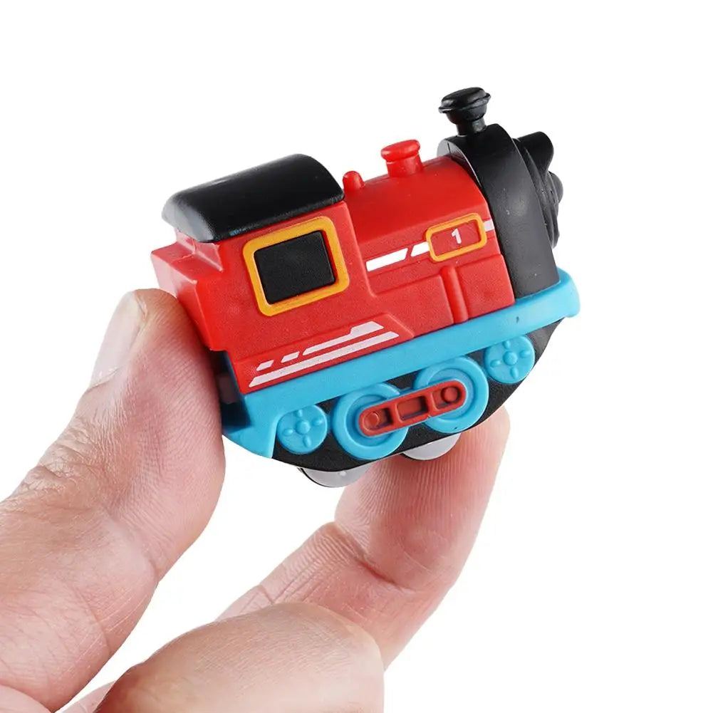 Magnetische elektrische Eisenbahnlokomotive Holzschiene Slot Diecast Eisenbahn mit zwei Waggons Holzzug Kinderspielzeug Biro Schiene