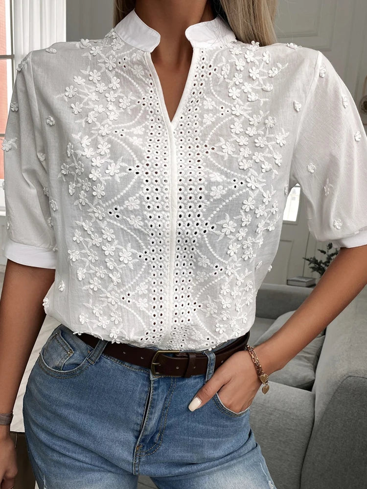 Sommer Blumenstickerei Spitzenbluse Mode Damen V-Ausschnitt Freizeitshirt Chic Kurzarm Hohl-Out Oberteile Elegante Blusen 24350 Zweitbild