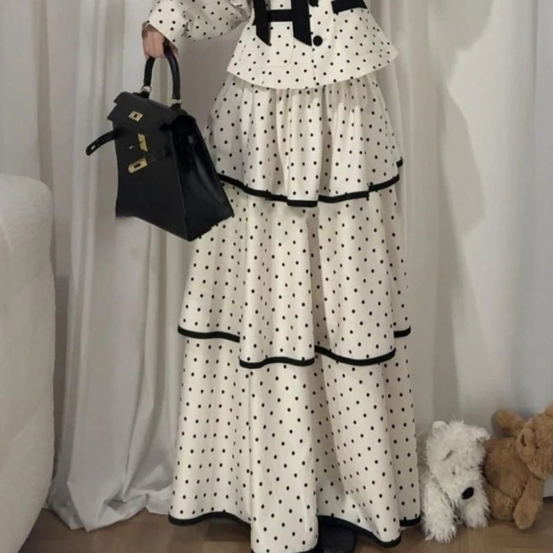 Koreanische Mode Elegantes beiges Polka-Dot-Damen-Set Langarm-Ein-Knopf-Oberteil Hohe Taille A-Linie Rüschen-Stufenrock 2-teilig