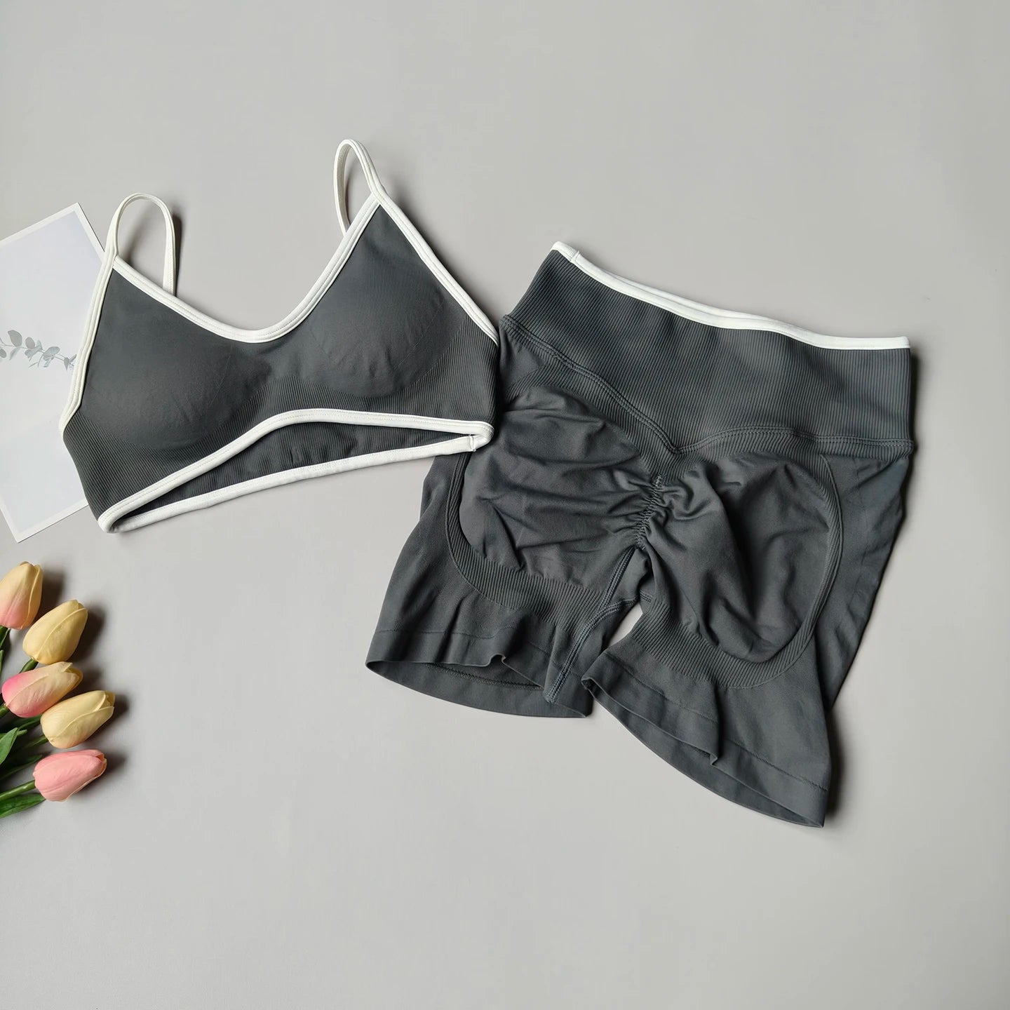 Pfirsich-Po-Yoga-Anzug Damen Gym Nahtloser Träger-BH mit Raffung Hoher Bund Po-Lifting Bauchstraffende Shorts Fitness-Set