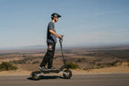 T10 Tragbarer E-Scooter 900W Spitzenleistung 48V 13.5/18 Ah Akku Elektroroller für Erwachsene 11 Zoll Offroad-Reifen Elektroroller
