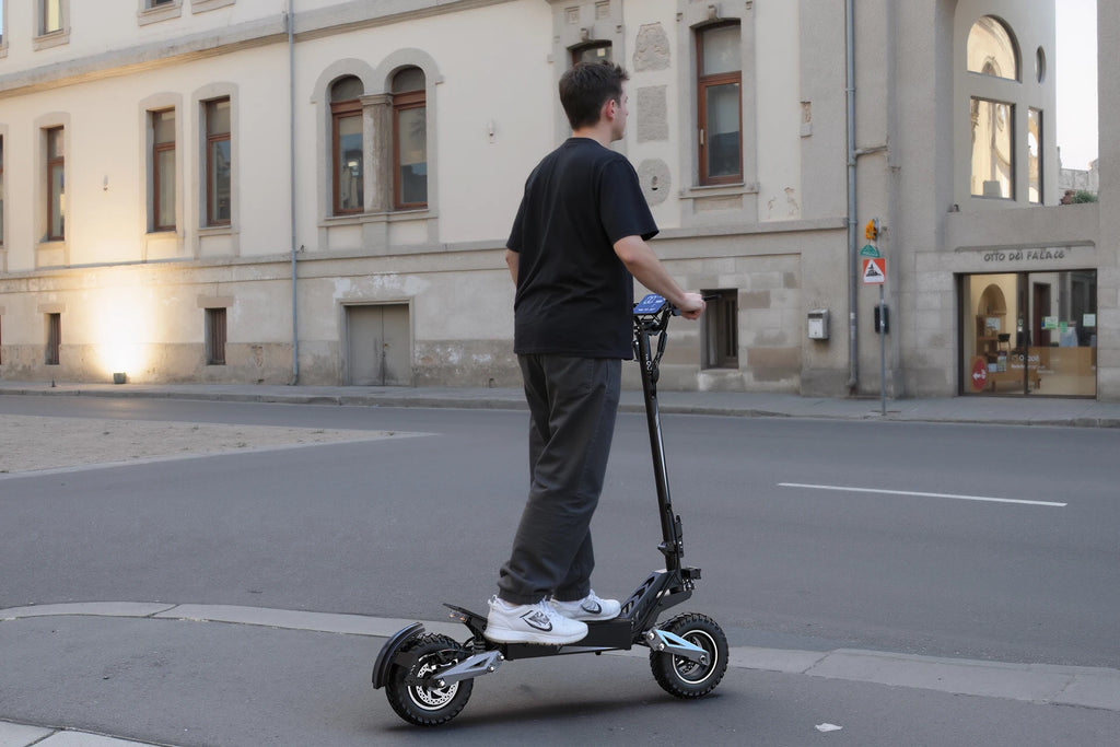 T10 Tragbarer E-Scooter 900W Spitzenleistung 48V 13.5/18 Ah Akku Elektroroller für Erwachsene 11 Zoll Offroad-Reifen Elektroroller