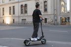 T10 Tragbarer E-Scooter 900W Spitzenleistung 48V 13.5/18 Ah Akku Elektroroller für Erwachsene 11 Zoll Offroad-Reifen Elektroroller