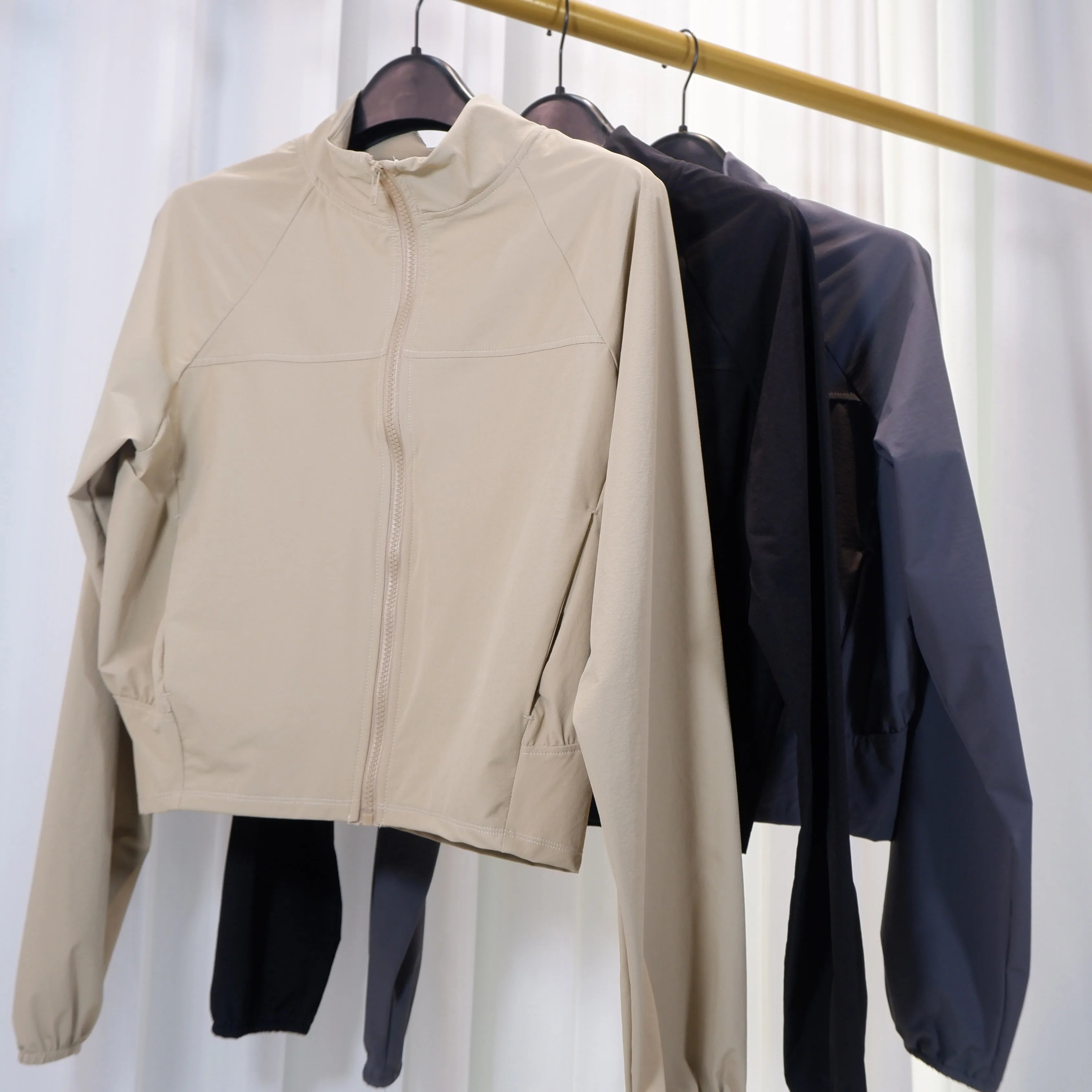 Yoga-Kleidung Amerikanischer Stil Sport Winddichte Stehkragen Sonnenschutzjacke Atmungsaktives Oberteil Outdoor Schnelltrocknend Kurzer Reißverschluss Damen