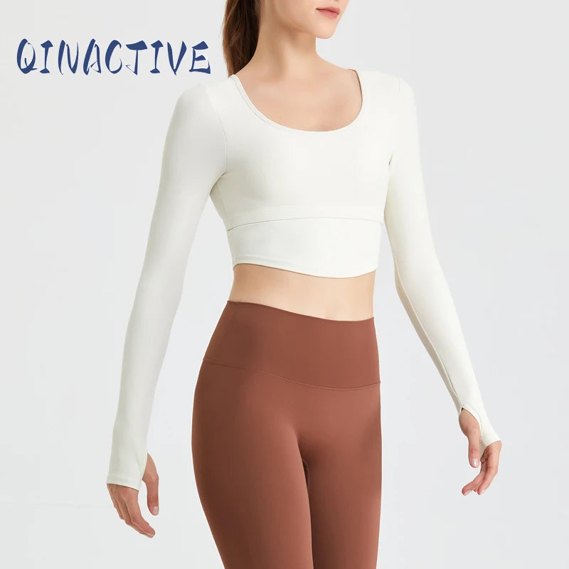 QINACTIVE Yoga-Anzug mit langen Ärmeln und Brustpolstern, neues Herbst-Winter-Oberteil, eng anliegendes T-Shirt, Sport-Lauf-Trainings-Fitness-Anzug Hauptbild