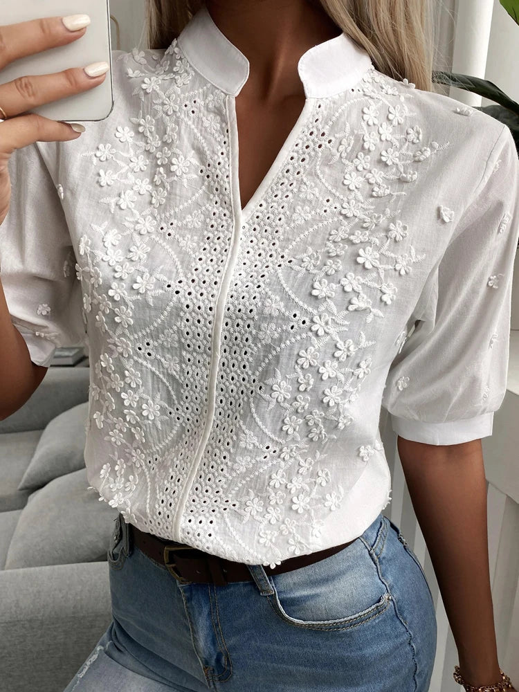 Sommer Blumenstickerei Spitzenbluse Mode Damen V-Ausschnitt Freizeitshirt Chic Kurzarm Hohl-Out Oberteile Elegante Blusen 24350 Hauptbild