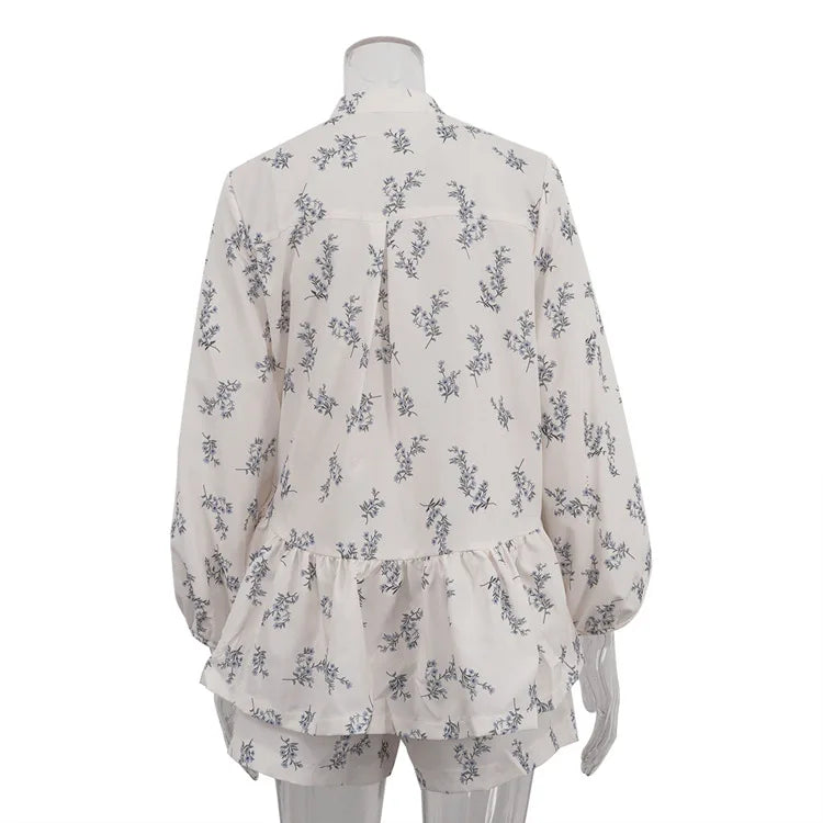 Freizeit-Zweiteiler für Damen: Modisches Set aus beigefarbenem Print, Stehkragen, Ärmeln mit Manschetten, Rüschenbluse und hoch taillierten Shorts