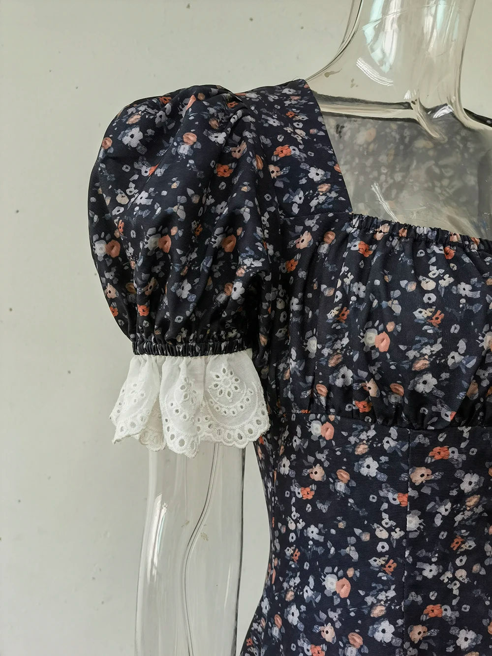 Elegantes französisches Spitzenkleid mit Blumenmuster Frühjahr/Sommer 2025 Damen sexy quadratischer Ausschnitt Pendler weich Zuhause Reise lässiges Kleid mit hoher Taille