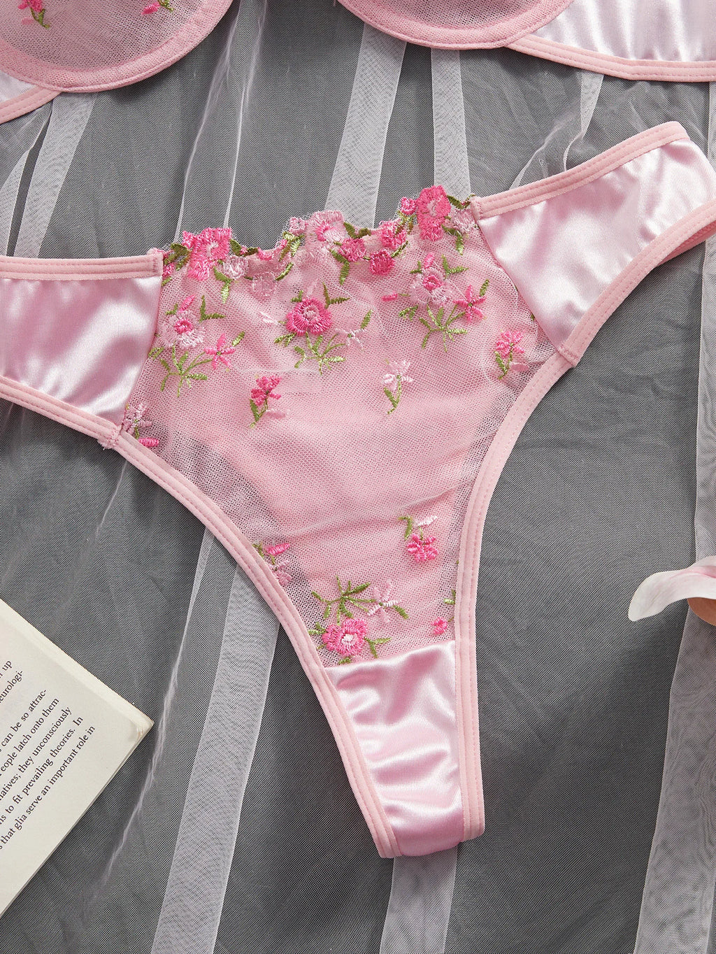 Rosa floral besticktes Dessous-Set 2-teilig mit Bügel, halbtransparent, Verschluss vorne, doppelter Haken hinten, sexy Unterwäsche für romantische Anlässe