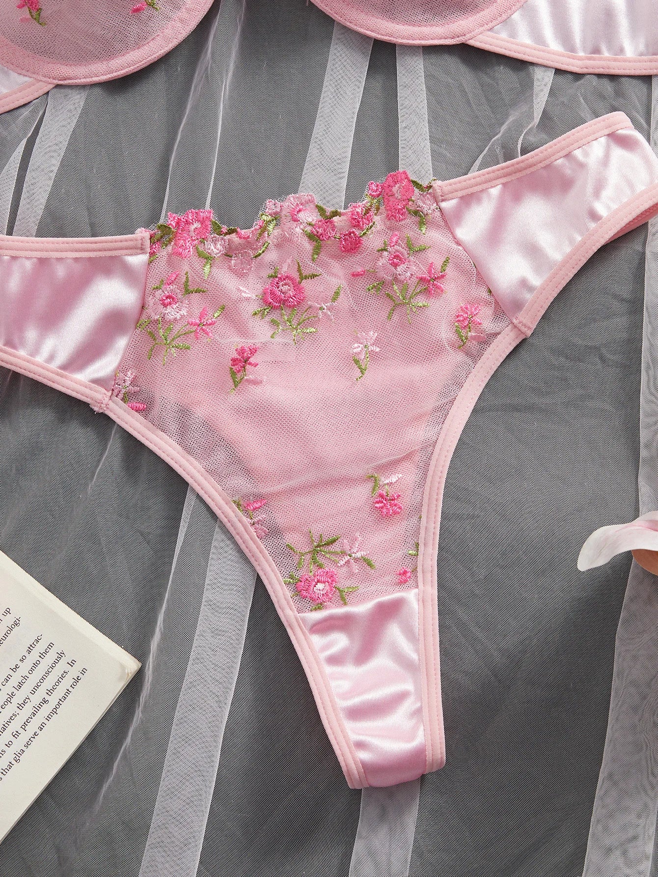 Rosa floral besticktes Dessous-Set 2-teilig mit Bügel, halbtransparent, Verschluss vorne, doppelter Haken hinten, sexy Unterwäsche für romantische Anlässe