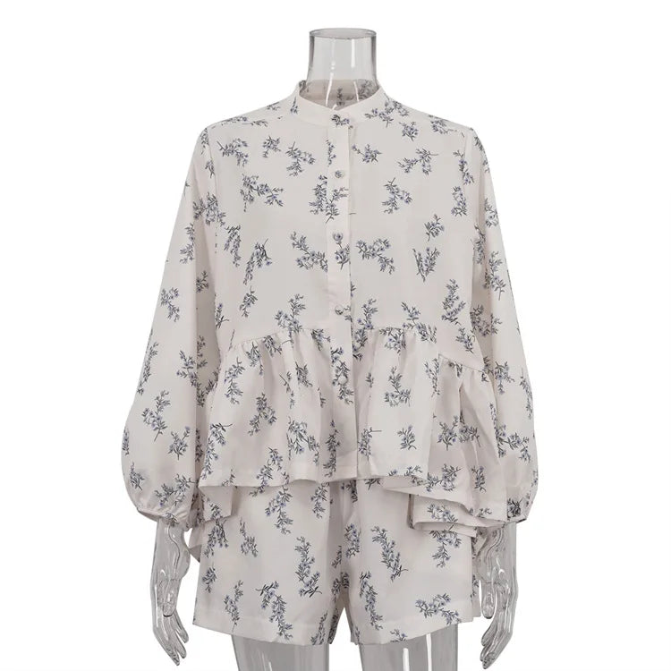 Freizeit-Zweiteiler für Damen: Modisches Set aus beigefarbenem Print, Stehkragen, Ärmeln mit Manschetten, Rüschenbluse und hoch taillierten Shorts