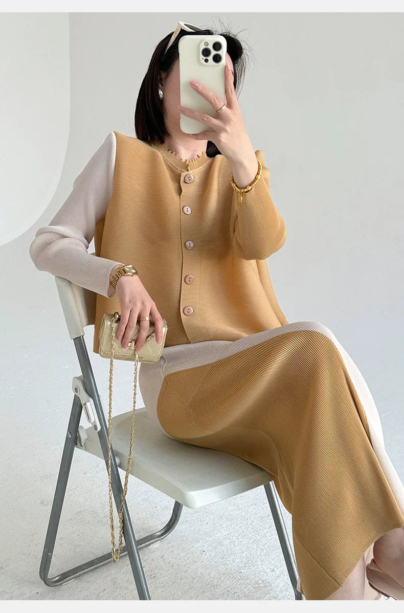 Khaki Beige Plissierte Rundhals-Knopfweste & Plissierter Color-Block-Rock Zweiteiler Fließendes Co-ord Set Minimalistisch Chic Trendy Täglich 2026
