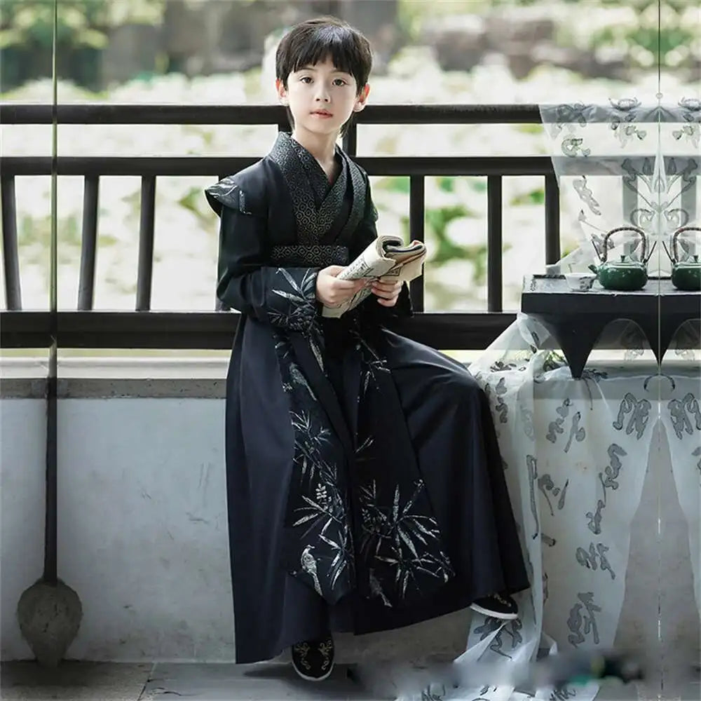Gut aussehende Jungen Verbesserter Hanfu Orientalischer chinesischer Stil High-End Tang Anzug Kinderauftritt Schwertkämpfer Traditionelles altes Kostüm