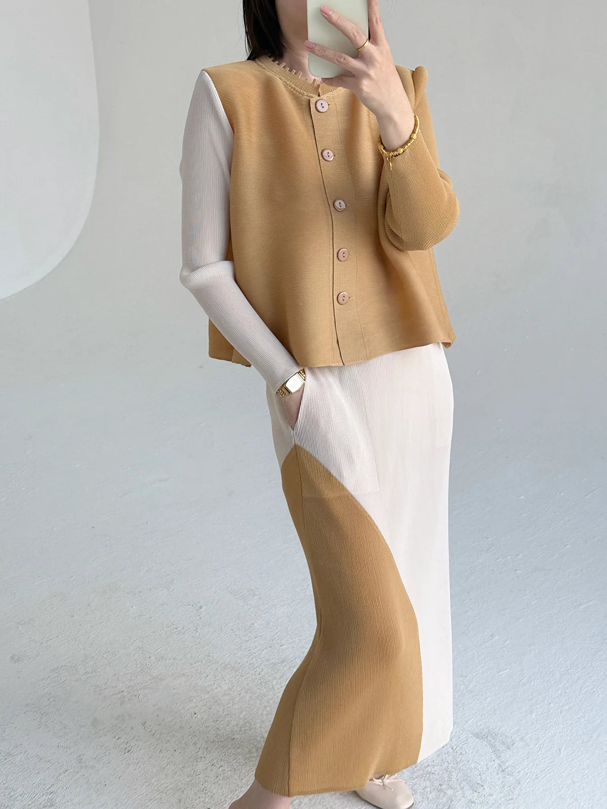 Khaki Beige Plissierte Rundhals-Knopfweste & Plissierter Color-Block-Rock Zweiteiler Fließendes Co-ord Set Minimalistisch Chic Trendy Täglich 2026