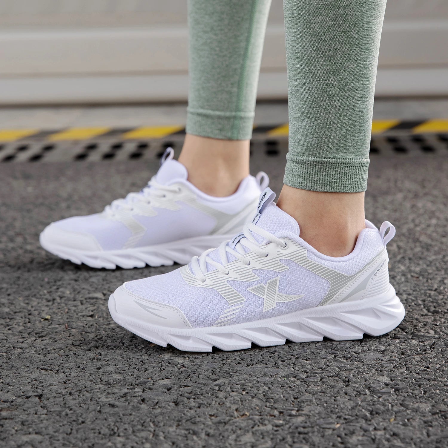 Xtep Damen Laufschuhe Verschleißfeste Freizeit-Sportschuhe Für Damen Winter Tennis Sneaker Damen Weiß 879318110073