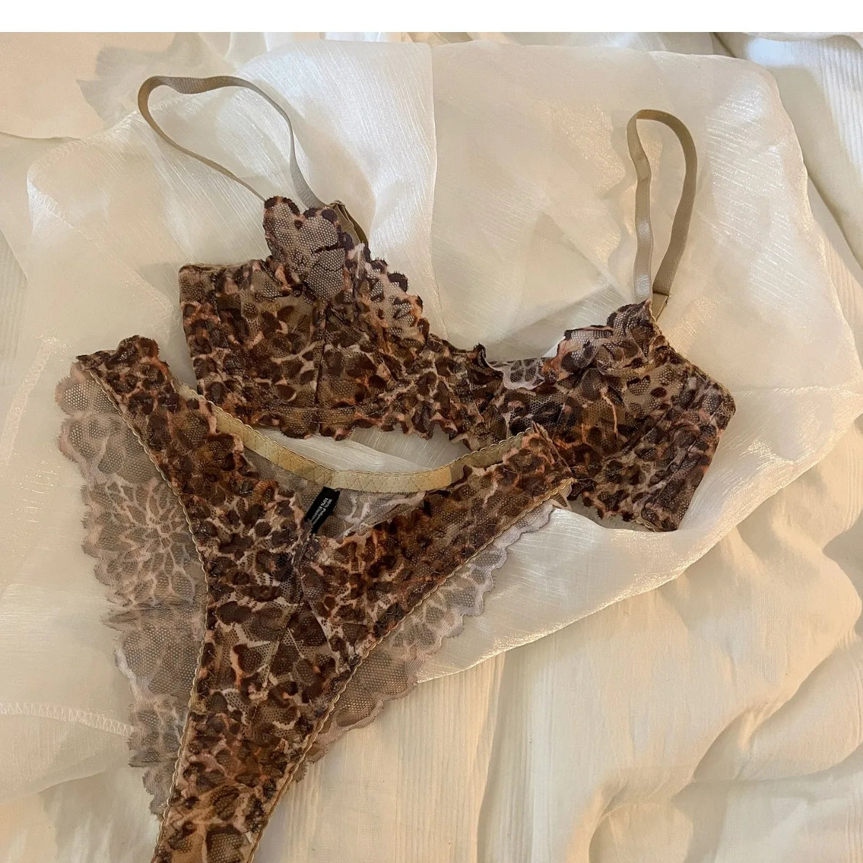 Französische sexy Unterwäsche, dünner Leopardendruck, transparente Dessous, bequeme, geraffte Bügel-BH-Set für Damen, String