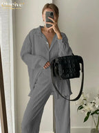 Clacive Lässiger locker sitzender Hausanzug Herbst Langarmbluse mit High-Waist-Hose Set Damen Elegantes plissiertes beiges 2-teiliges Hosenset