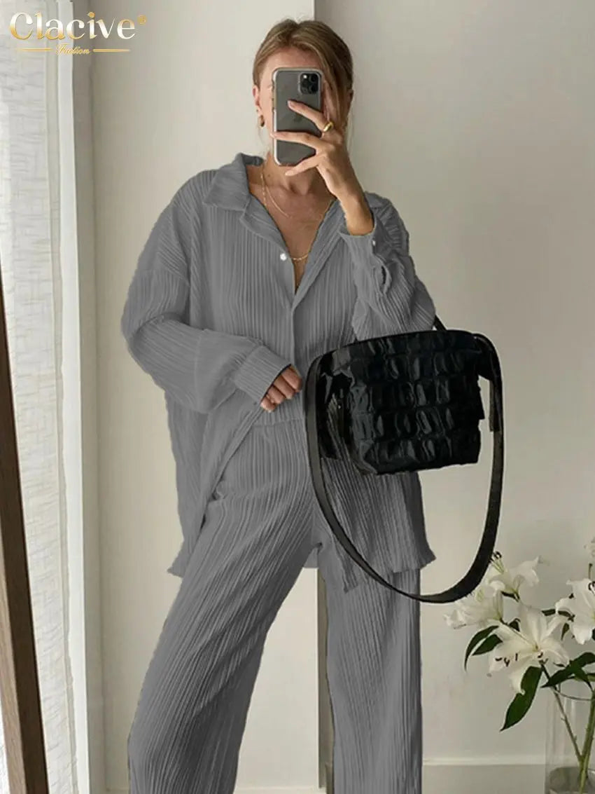 Clacive Lässiger locker sitzender Hausanzug Herbst Langarmbluse mit High-Waist-Hose Set Damen Elegantes plissiertes beiges 2-teiliges Hosenset