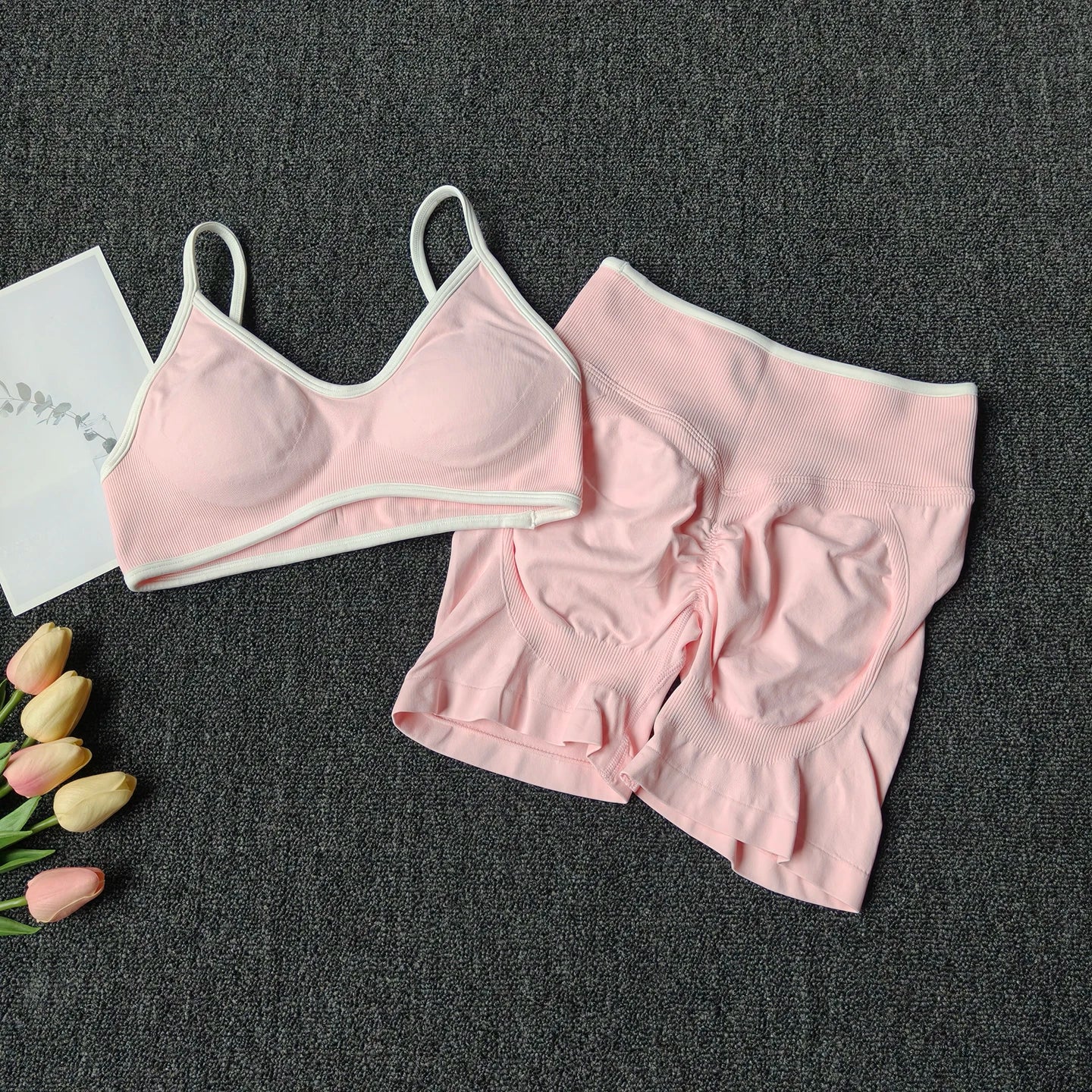 Pfirsich-Po-Yoga-Anzug Damen Gym Nahtloser Träger-BH mit Raffung Hoher Bund Po-Lifting Bauchstraffende Shorts Fitness-Set