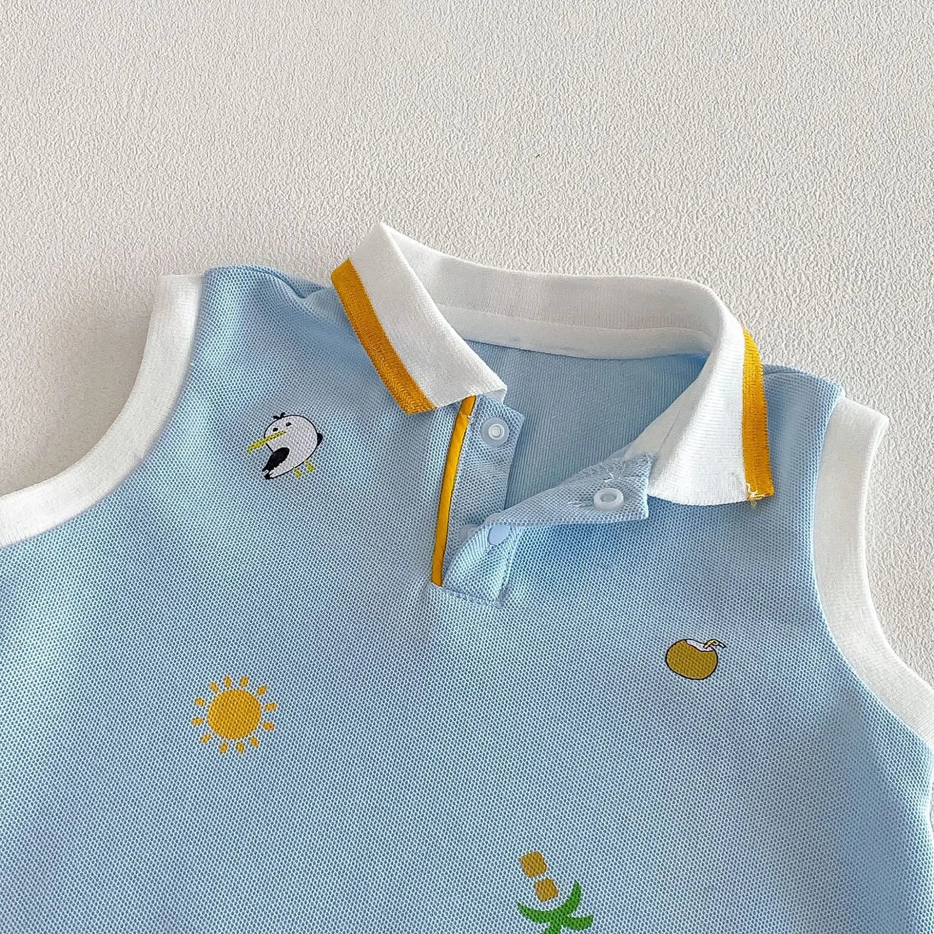 2026 Neue Sommer-Babykleidung 0-2 Jahre Cartoon-Print Ärmelloser Polo-Strampler Atmungsaktives Mesh-Gewebe mit Knopfleiste und Druckknopfverschluss
