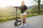 T10 Tragbarer E-Scooter 900W Spitzenleistung 48V 13.5/18 Ah Akku Elektroroller für Erwachsene 11 Zoll Offroad-Reifen Elektroroller